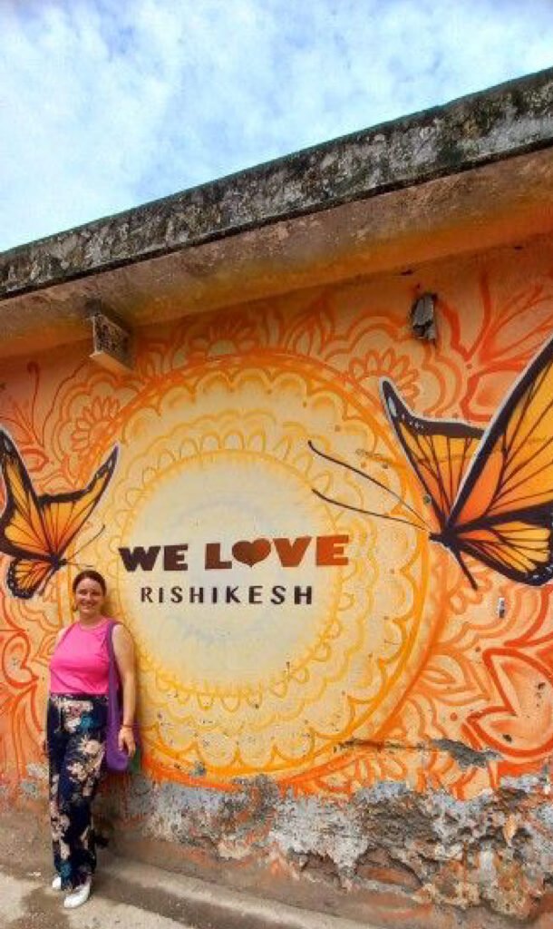 Luciana à Rishikesh, voyage spirituel en Inde axé sur la méditation, le yoga et le bien-être intérieur.