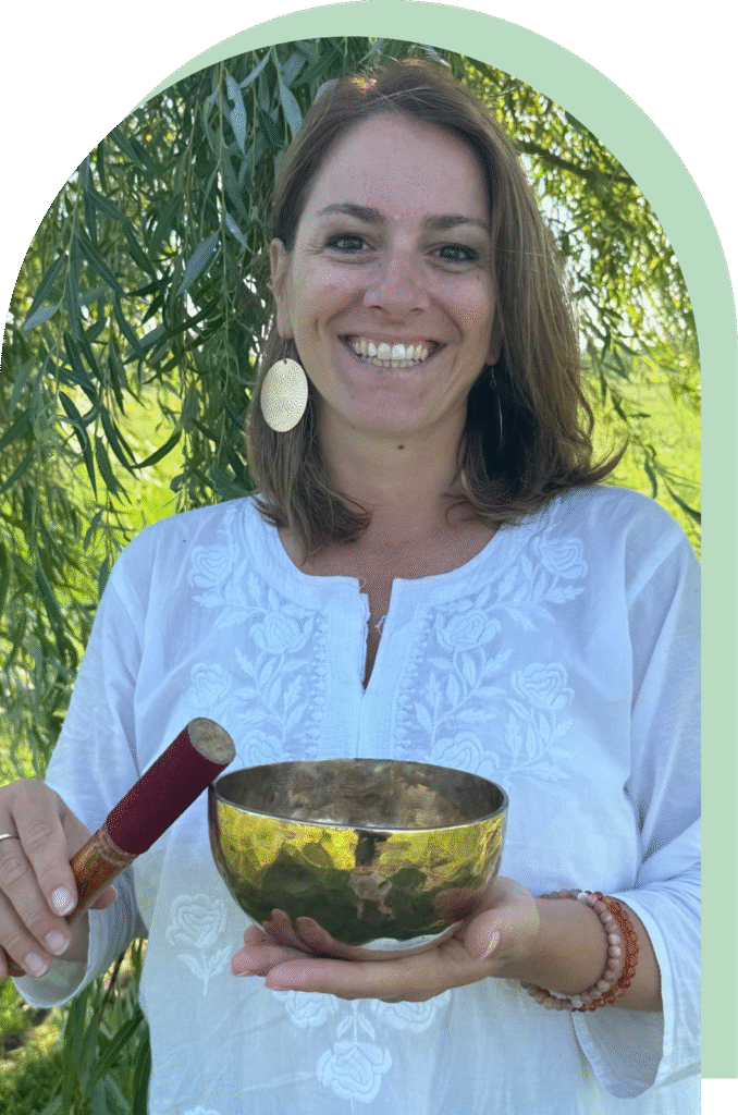 Femme souriante avec un bol tibétain, méditation et relaxation sonore pour le bien-être et l’équilibre intérieur.
