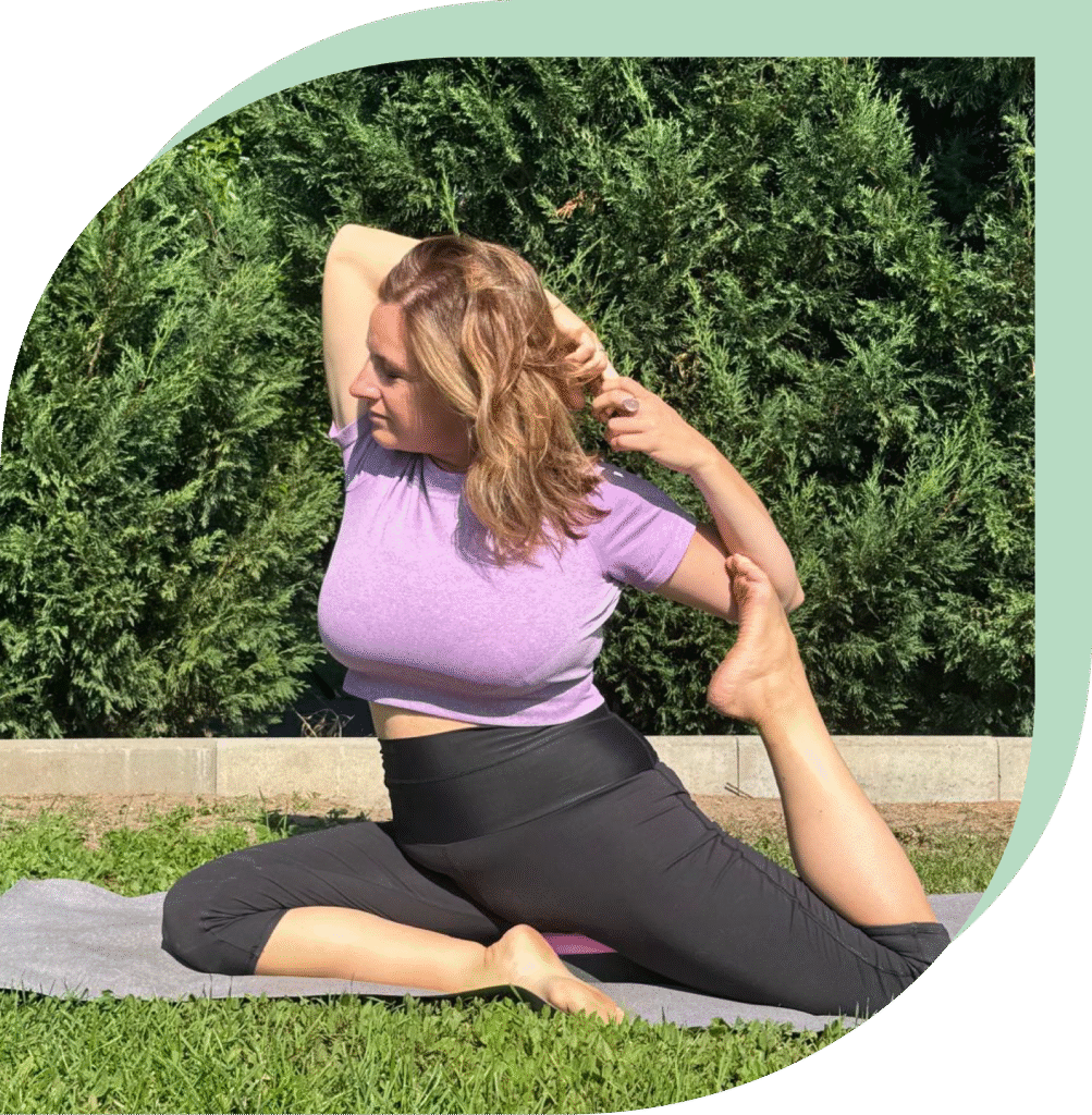 Femme faisant du yoga en plein air, posture de bien-être et de relaxation pour une vie saine et équilibrée.